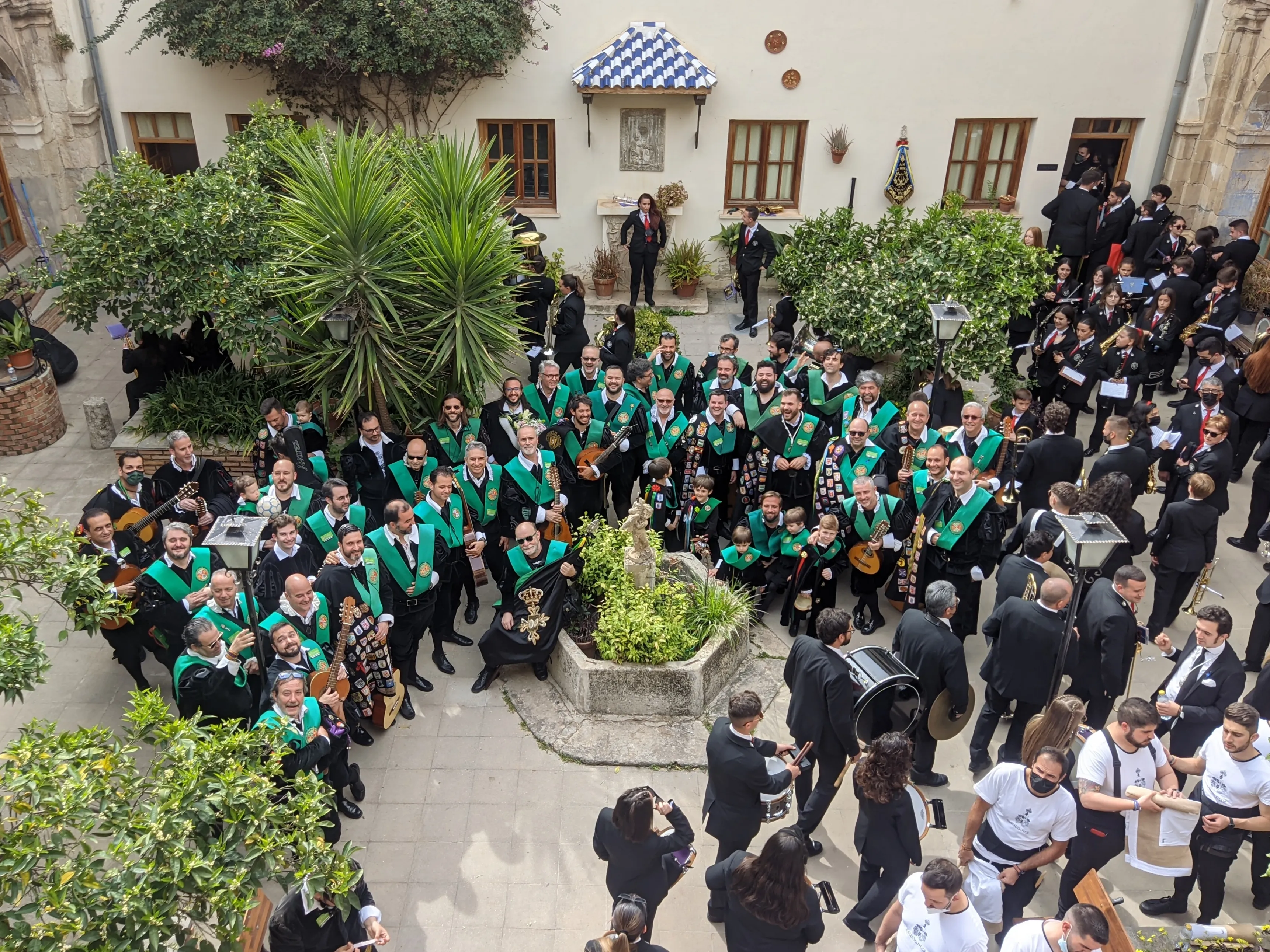 La Tuna de Jaén reunida en un patio