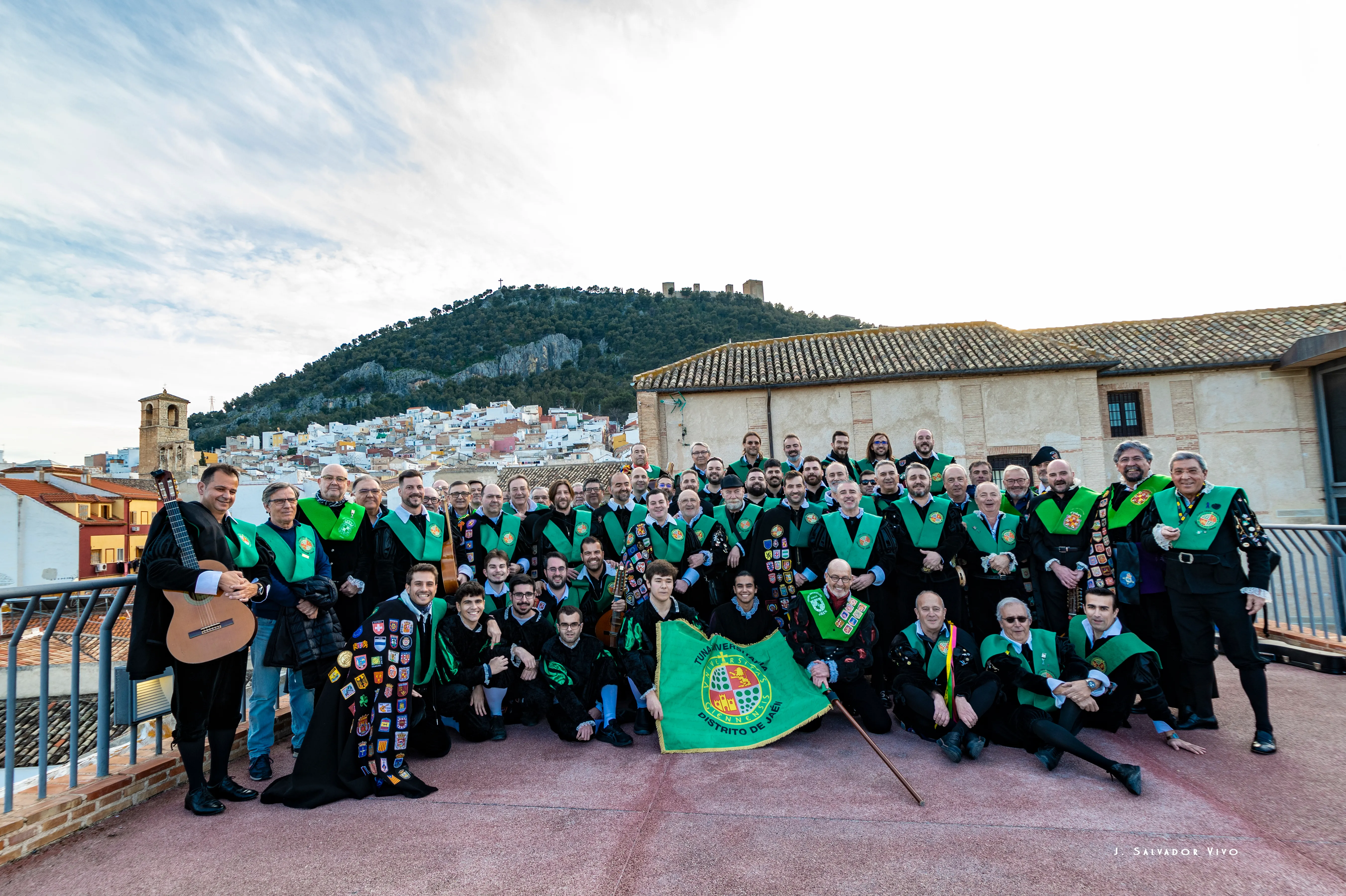 Foto de familia de la Tuna de Jaén con la ciudad de fondo