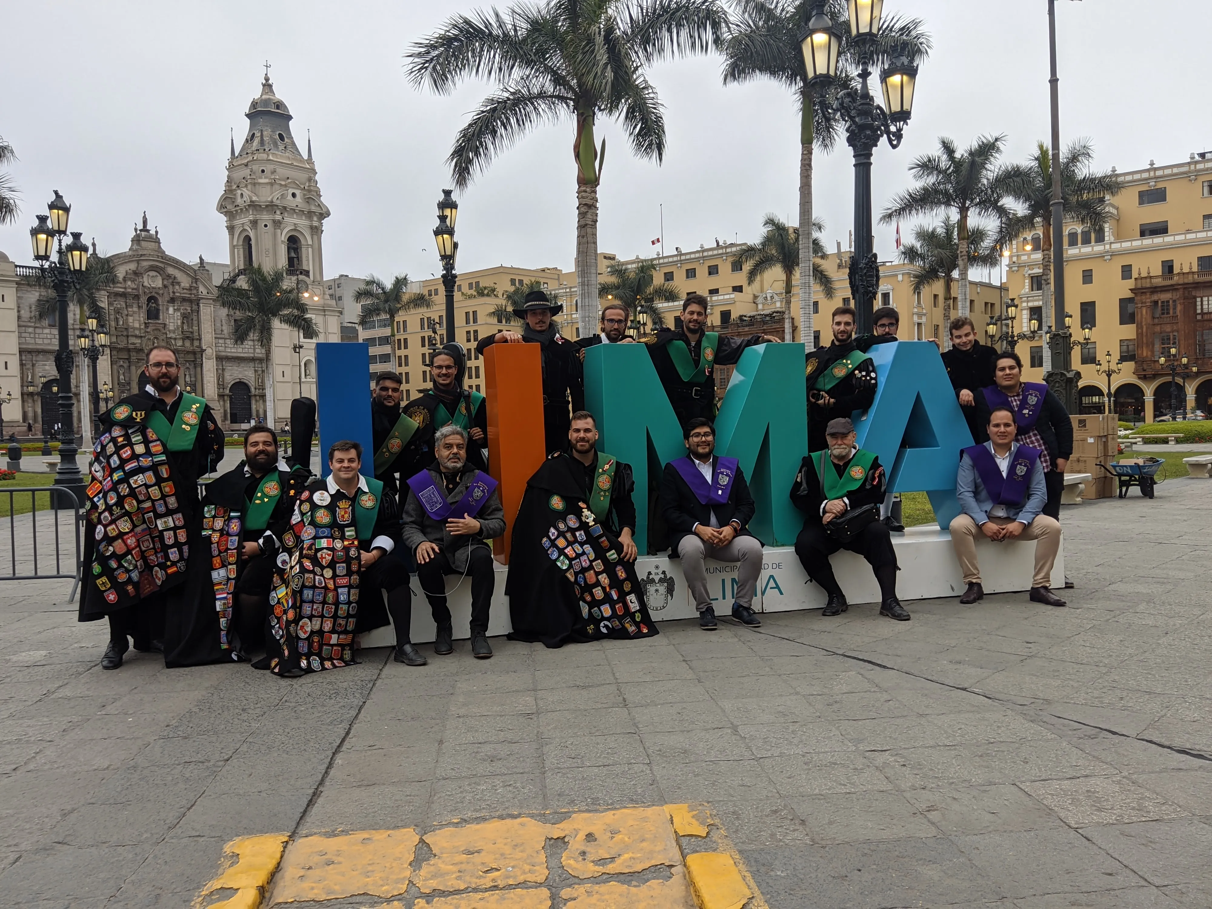 Tunos de Jaén posando junto a las letras de Lima en la Plaza Mayor